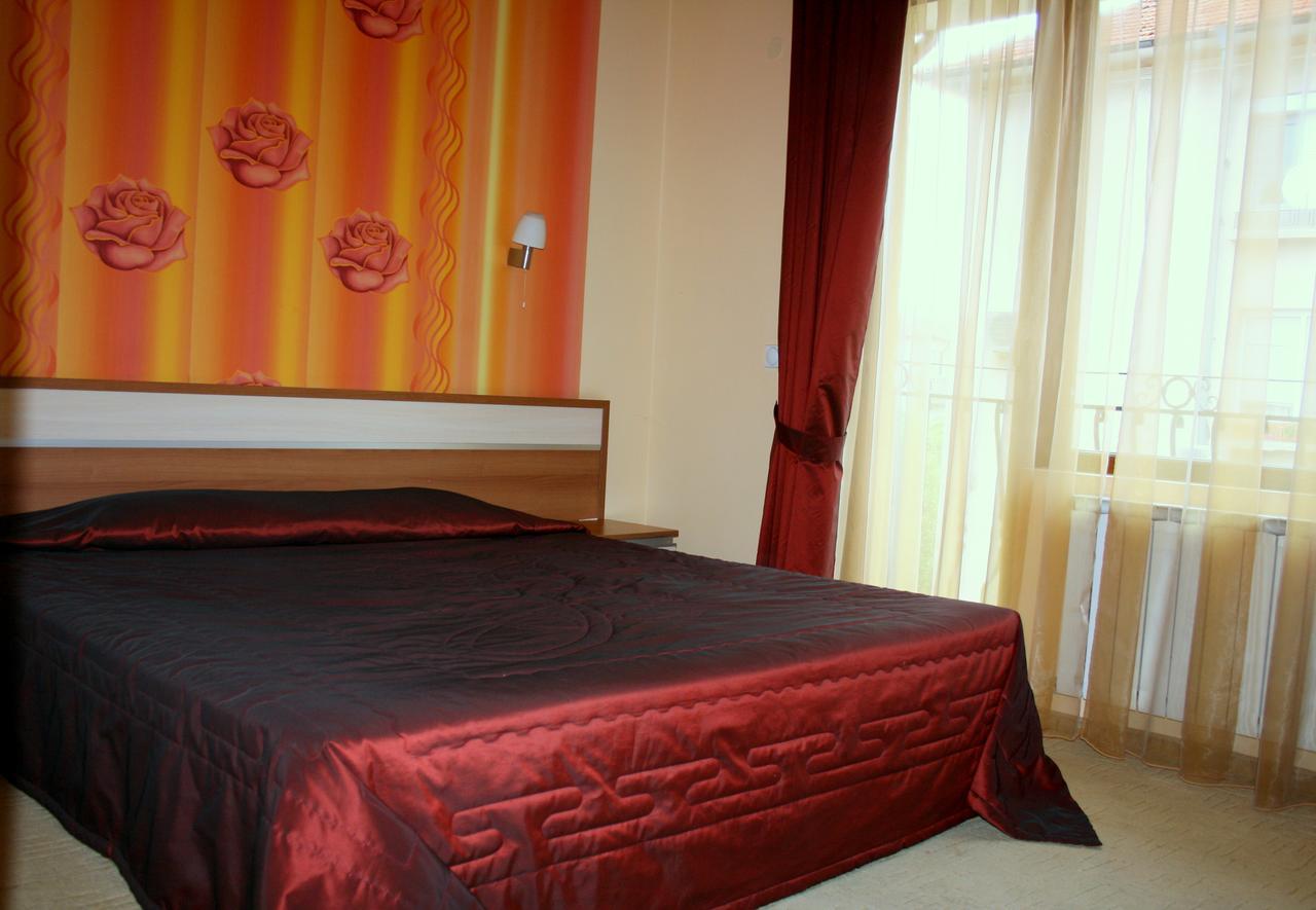 Hotel Elegant Карнобат Экстерьер фото